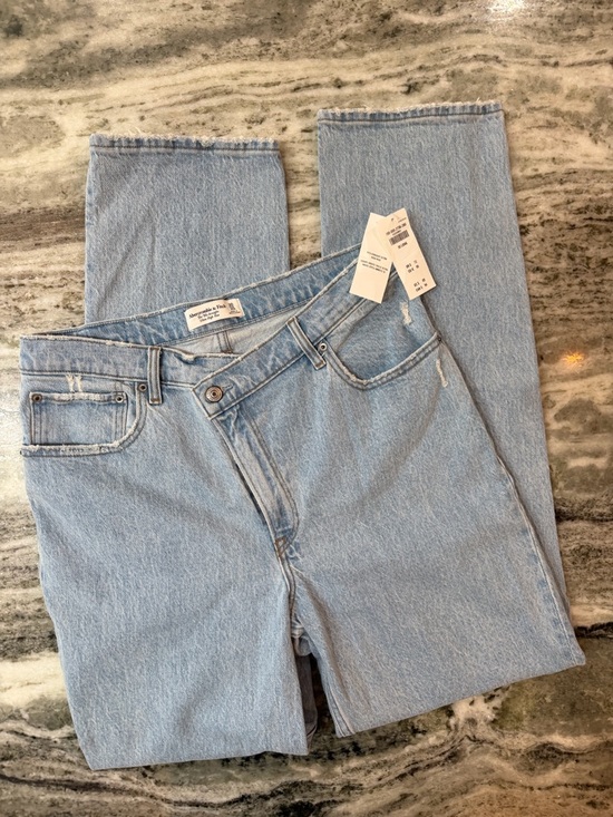 Abercrombie & Fitch Denim - NWT Abercrombie & Fitch The 90’s Straight Ultra High Rise Light Wash Jeans